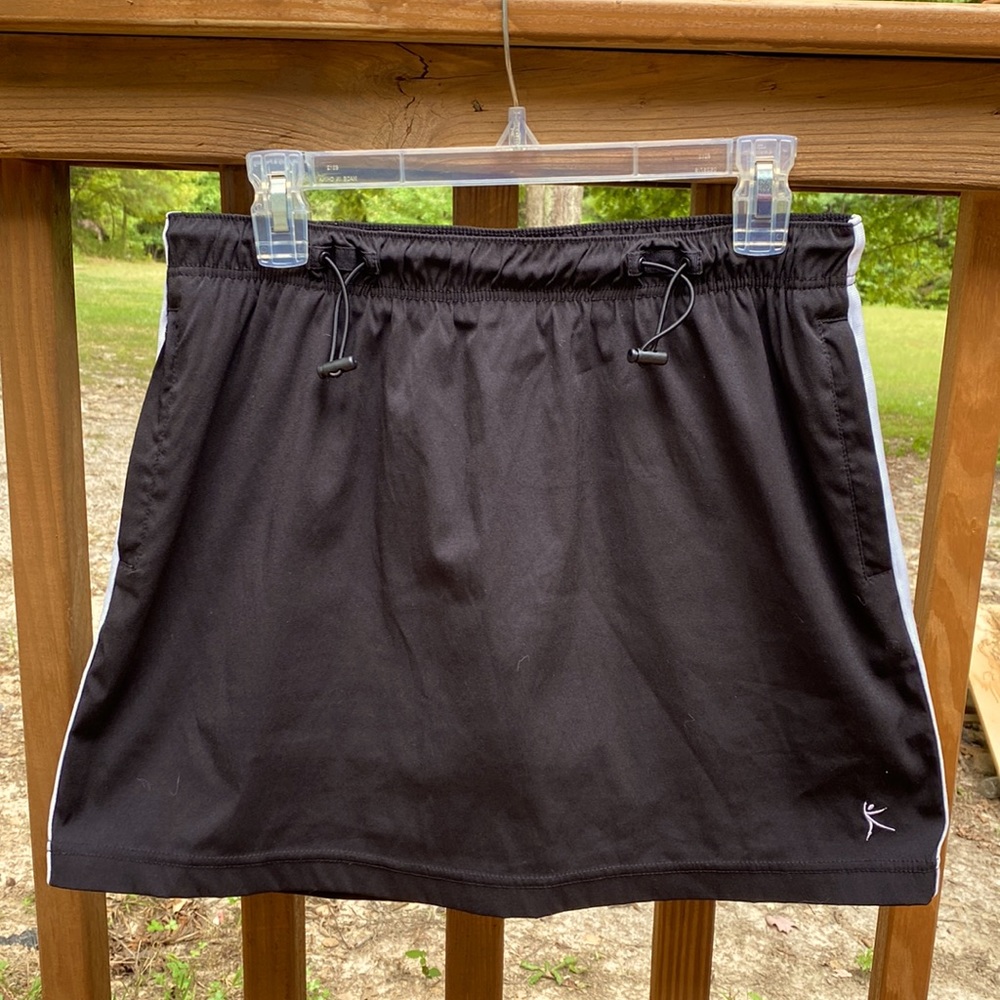 Danskins Now medium size 8/10. Skort with adjustable waistband. side pockets